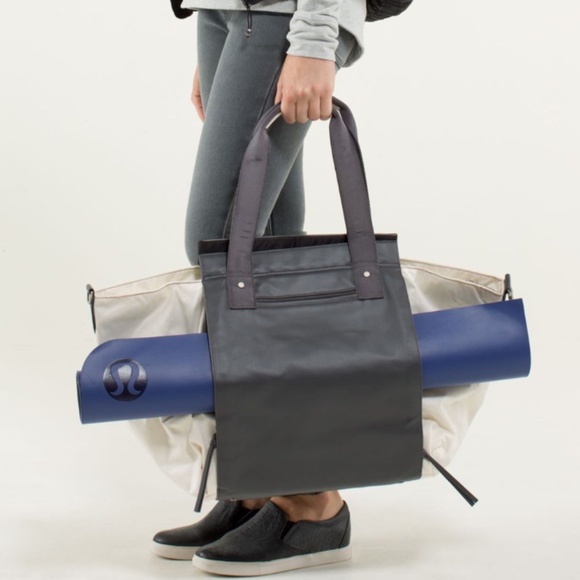 Lululemon Carry Me Om Gym Laptop Tote Concrete/Black - Picture 1 of 16